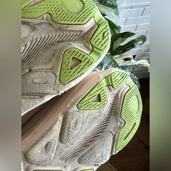 HOKA - Clifton 9 Vanilla / Astral Running Shoes - Picture 9 of 13